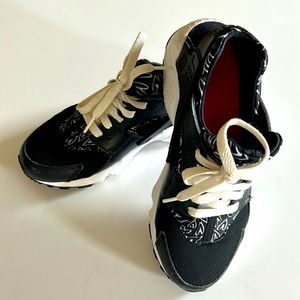 Nike air “Huarches” black and white with white hearts girls size 6Y